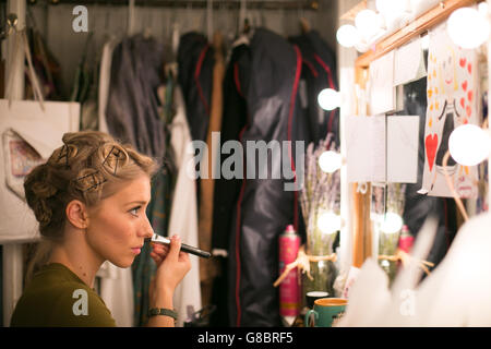 Doano se prépare sur les coulisses avant la comédie musicale les Miserables. Dans le cadre de Save the Children syrien Children's Appeal, avec la compagnie actuelle, les membres de la troupe originale, et des invités spéciaux. Queen's Theatre, Londres. Fil Daniel Leal-Olivas/PA Banque D'Images