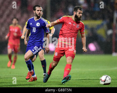 S Zvjezdan Misimovic et Joe Ledley (à droite) du pays de Galles lors du match de qualification au championnat d'Europe au Stadion Bilino Polje, Zeica, Bosnie. Banque D'Images