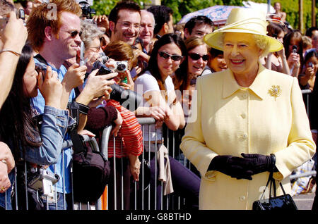 La reine Elizabeth II de Grande-Bretagne quitte le musée Fitzwilliam. La Reine et le duc d'Édimbourg étaient à Cambridge aujourd'hui pour célébrer la fondation de l'un des collèges les plus célèbres au monde. Ils assistaient aux célébrations du quincentenaire du Christ's College, à Cambridge, et rencontraient du personnel et des étudiants. Au cours de cette visite d'une journée, la Reine a également visité le Centre des sciences mathématiques de l'Université de Cambridge et la nouvelle Faculté d'anglais. Banque D'Images