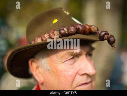 Un officiel porte un chapeau décoré avec des conkers au 50e Championnat du monde de conker, aux armes de Shuckburgh à Southwick, Peterborough. Banque D'Images