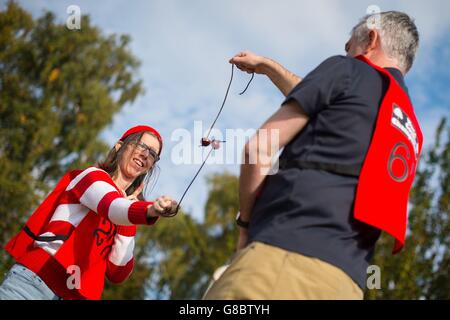 Les concurrents pendant les 50ème championnats du monde de conker, aux armes de Shuckburgh à Southwick, Peterborough. Banque D'Images