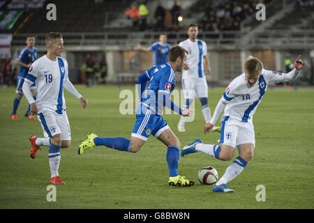 Alexander Ring en Finlande (à gauche) et Jere Uronen (à droite) et Niall McGinn en Irlande du Nord lors du match de qualification aux championnats d'Europe au stade olympique d'Helsinki, en Finlande. Banque D'Images