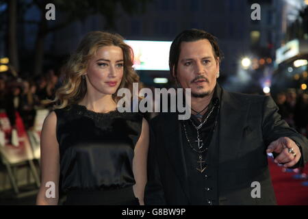 Amber Heard et Johnny Depp assistent à la première de Black Mass lors du 59ème BFI London film Festival à l'Odeon Leicester Square, Londres. Banque D'Images