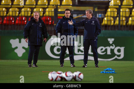 Roy Hodgson, directeur de l'Angleterre (à droite), s'entretient avec ses entraîneurs Gary Neville et Ray Lewington (à gauche) pendant la séance de formation au stade LFF, Vilnius, Lituanie. Banque D'Images