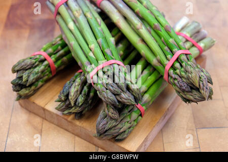 Bouquets d'asperges à la vente au comptoir Banque D'Images