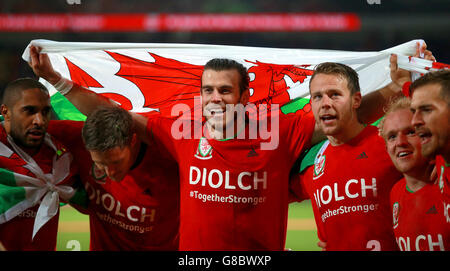 Ashley Williams, Wayne Hennessey, Gareth Bale, Chris Gunter, Jonathan Williams et Aaron Ramsey célèbrent le match de qualification de l'UEFA Euro 2016 au Cardiff City Stadium, à Cardiff. Banque D'Images