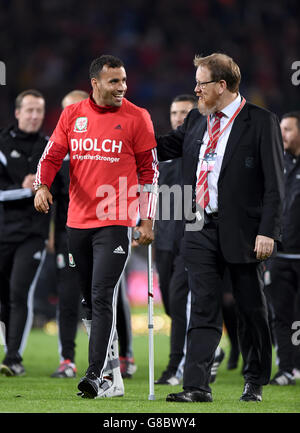 Football - UEFA Euro 2016 - qualification - Groupe B - pays de Galles / Andorre - Cardiff City Stadium.Hal Robson-Kanu (à gauche) sur des béquilles pendant les célébrations sur le terrain après le match Banque D'Images