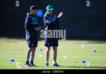 Rugby Union - formation de l'équipe d'Irlande - Sophia Gardens.Joe Schmidt, entraîneur-chef irlandais (à droite), lors d'une séance d'entraînement à Sophia Gardens, Cardiff. Banque D'Images