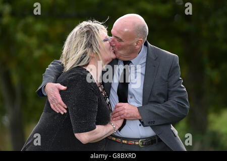 Alan (à droite) et Jane Slater célèbrent avec leur Labrador Ruby âgé de 2 ans à l'hôtel Riverside Park à Wootton Bridge après une double victoire sur les EuromonM. Banque D'Images