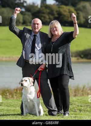 Alan (à gauche) et Jane Slater célèbrent avec leur Labrador Ruby âgé de 2 ans à l'hôtel Riverside Park à Wootton Bridge après une double victoire sur les EuromonM. Banque D'Images