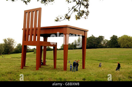 'The Writer' de Giancarlo Neri se trouve sur la colline du Parlement, à Hampstead Heath. L'assemblage des œuvres d'art de 30 pieds de haut a pris trois jours et s'ouvre officiellement au public le 22 juin, dans le cadre d'une nouvelle exposition des œuvres de Neri, organisée par la Rollo Contemporary Art Gallery à Islington. Banque D'Images