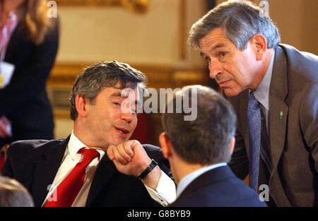 Gordon Brown, chancelier de l’Échiquier, (à gauche), s’entretient avec Paul Wolfowitz, président de la Banque mondiale. Banque D'Images