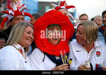 Rugby Union - coupe du monde de Rugby 2015 - Pool A - Angleterre v Australie - Twickenham.Les fans d'Angleterre attendent l'arrivée du bus de l'équipe Banque D'Images