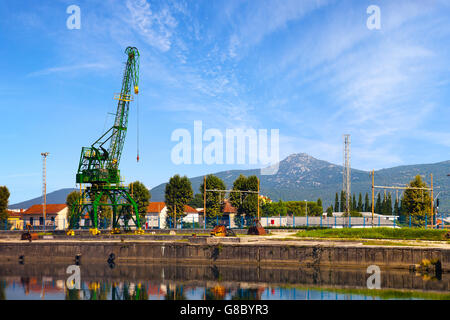 Petite Grue sur le bord de la rivière Neretva à Metkovic, Croatie. Banque D'Images