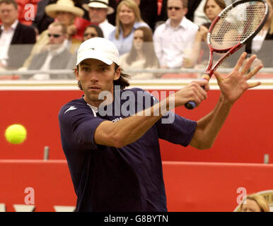 Tennis - Stella Artois Championship 2005 - semi-finale - Ivan Karlovic / Thomas Johansson - Queens Club.Ivan Karlovic en Croatie retourne le ballon contre Thomas Johansson en Suède Banque D'Images