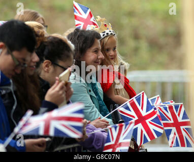 Les membres du public attendent de saluer la reine Elizabeth II lorsqu'elle arrive à l'Université de Surrey à Guildford, dans le Surrey, où elle ouvrira une nouvelle école vétérinaire de pointe. Banque D'Images