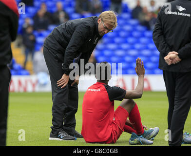 Jurgen Klopp, directeur de Liverpool, parle à Divock Origi avant le match de la Barclays Premier League à White Hart Lane, Londres. Banque D'Images