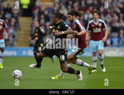 Neil Danns de Bolton Wanderers (à gauche) et George Boyd de Burnley en action pendant le match de championnat Sky Bet à Turf Moor, Burnley. APPUYEZ SUR ASSOCIATION photo. Date de la photo: Samedi 17 octobre 2015. Voir PA Story SOCCER Burnley. Le crédit photo devrait se lire: Anna Gowthorpe/PA Wire. Utilisation en ligne limitée à 45 images, pas d'émulation vidéo. Aucune utilisation dans les Paris, les jeux ou les publications de club/ligue/joueur unique. Banque D'Images