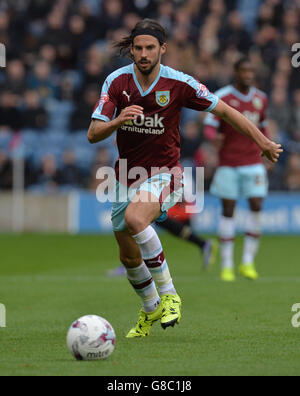 George Boyd de Burnley en action pendant le match de championnat Sky Bet à Turf Moor, Burnley. APPUYEZ SUR ASSOCIATION photo. Date de la photo: Samedi 17 octobre 2015. Voir PA Story SOCCER Burnley. Le crédit photo devrait se lire: Anna Gowthorpe/PA Wire. Utilisation en ligne limitée à 45 images, pas d'émulation vidéo. Aucune utilisation dans les Paris, les jeux ou les publications de club/ligue/joueur unique. Banque D'Images