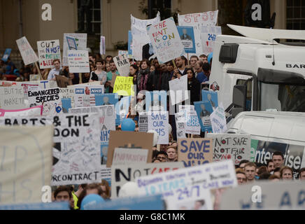 Les manifestants écoutent les discours de Waterloo place lors du rassemblement « let's Save the NHS » et de la marche de protestation des médecins juniors à Londres. Banque D'Images