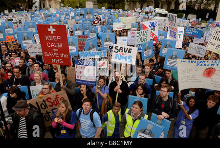 Les manifestants écoutent les discours de Waterloo place lors du rassemblement « let's Save the NHS » et de la marche de protestation des médecins juniors à Londres. Banque D'Images