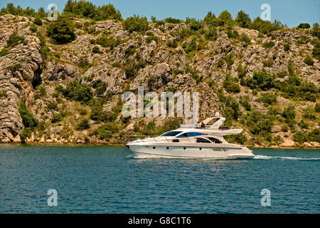 Cruising Yacht motoring près de Sibenik sur la rivière Cikola, Dalmatie, Croatie. Banque D'Images