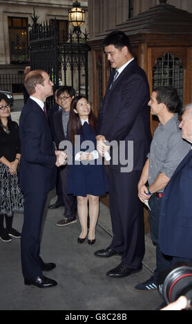 Le duc de Cambridge (à gauche) rencontre le joueur de basket-ball Yao Ming, le présentateur de télévision Bear Grylls et Sir David Attenborough au King's College de Londres, avant d'enregistrer un discours sur le commerce illégal de la faune pour la télévision chinoise. Banque D'Images