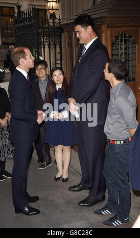 Le duc de Cambridge (à gauche) rencontre le joueur de basket-ball Yao Ming et le présentateur de télévision Bear Grylls au King's College de Londres, avant d'enregistrer un discours sur le commerce illégal de la faune pour la télévision chinoise. Banque D'Images