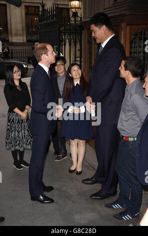 Le duc de Cambridge (à gauche) rencontre le joueur de basket-ball Yao Ming, le présentateur de télévision Bear Grylls et Sir David Attenborough au King's College de Londres, avant d'enregistrer un discours sur le commerce illégal de la faune pour la télévision chinoise. Banque D'Images