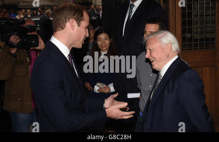 Le duc de Cambridge (à gauche) rencontre le joueur de basket-ball Yao Ming, le présentateur de télévision Bear Grylls et Sir David Attenborough au King's College de Londres, avant d'enregistrer un discours sur le commerce illégal de la faune pour la télévision chinoise. Banque D'Images