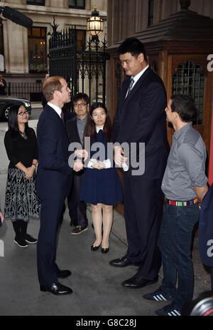 Le duc de Cambridge (à gauche) rencontre le joueur de basket-ball Yao Ming, le présentateur de télévision Bear Grylls et Sir David Attenborough au King's College de Londres, avant d'enregistrer un discours sur le commerce illégal de la faune pour la télévision chinoise. Banque D'Images