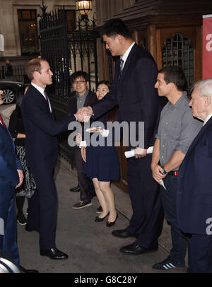 Le duc de Cambridge (à gauche) rencontre le joueur de basket-ball Yao Ming, le présentateur de télévision Bear Grylls et Sir David Attenborough au King's College de Londres, avant d'enregistrer un discours sur le commerce illégal de la faune pour la télévision chinoise. Banque D'Images