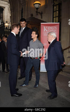 Le duc de Cambridge (à gauche) rencontre le joueur de basket-ball Yao Ming, le présentateur de télévision Bear Grylls et Sir David Attenborough au King's College de Londres, avant d'enregistrer un discours sur le commerce illégal de la faune pour la télévision chinoise. Banque D'Images