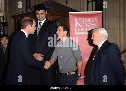 Le duc de Cambridge (à gauche) rencontre le joueur de basket-ball Yao Ming, le présentateur de télévision Bear Grylls et Sir David Attenborough au King's College de Londres, avant d'enregistrer un discours sur le commerce illégal de la faune pour la télévision chinoise. Banque D'Images