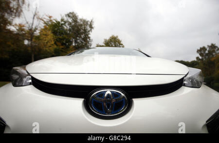 Le premier véhicule à pile à hydrogène dédié à la production de masse, le Toyota Mirai, passe à l'épreuve à Denham, dans le Buckinghamshire. Banque D'Images