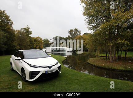 Le premier véhicule à pile à hydrogène dédié à la production de masse, le Toyota Mirai, passe à l'épreuve à Denham, dans le Buckinghamshire. Banque D'Images