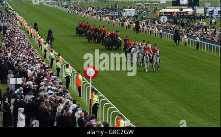 Courses hippiques - Royal Ascot at York - The Royal Meeting Day - York Racecourse.Le cortège royal suit le cours à York le jour de l'ouverture. Banque D'Images