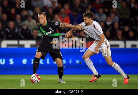 Football - Barclays Premier League - Swansea City v Stoke City - Liberty Stadium.Marko Arnautovic (à gauche) de Stoke City et Federico Fernandez de Swansea City se battent pour le ballon Banque D'Images