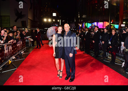 GAL Gadot et vin Diesel participant à la première de Last Witch Hunter, tenue à Empire Leicester Square, Londres. APPUYEZ SUR ASSOCIATION photo. Date de la photo: Lundi 19 octobre 2015. Le crédit photo devrait se lire comme suit : Ian West/PA Wire Banque D'Images