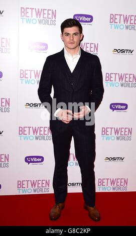 Chris Mason participe à la première mondiale de Between Two Worlds à Picturehouse Central, Londres. Banque D'Images