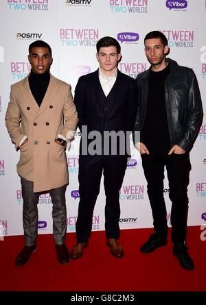 Lucien Laviscount, Chris Mason et Elliot Greave (exemple) assistent à la première mondiale de l'entre-deux-mondes à Picturehouse Central, Londres. Banque D'Images