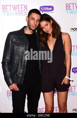 Elliot Greave (exemple) et Erin McNaught assistent à la première mondiale d'entre deux mondes à Picturehouse Central, Londres. Banque D'Images