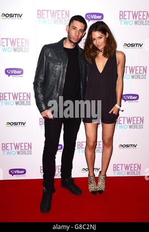 Elliot Greave (exemple) et Erin McNaught assistent à la première mondiale d'entre deux mondes à Picturehouse Central, Londres. Banque D'Images