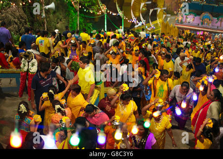 Les dévots hindous et les visiteurs monter les escaliers du temple grotte Batu pour remplir leurs Thaipusam pilgramage à Kuala Lumpur, en Malaisie Banque D'Images