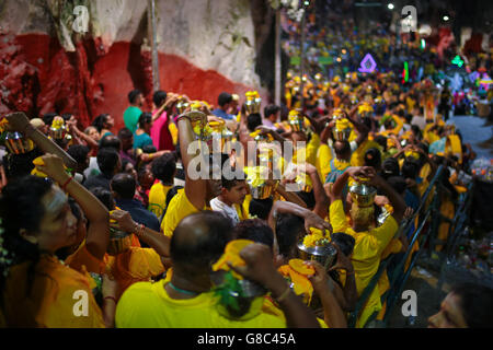 Pot à lait à l'intérieur de la file d'dévots Batu Cave temple à donner leur offrant pendant Thaipusam festival à Kuala Lumpur, en Malaisie. Banque D'Images