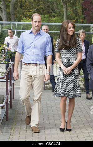 Le duc et la duchesse de Cambridge lors d'un événement organisé par Mind au Harrow College de Londres pour marquer la Journée mondiale de la santé mentale. La paire royale a rencontré des jeunes qui se sont portés volontaires avec l'esprit de charité de Harrow ou de la campagne anti-stigmatisation Time to change, après avoir traité leurs propres problèmes de santé mentale. Banque D'Images