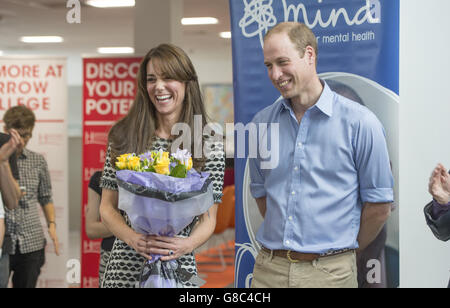 Le duc et la duchesse de Cambridge lors d'un événement organisé par Mind au Harrow College de Londres pour marquer la Journée mondiale de la santé mentale. La paire royale a rencontré des jeunes qui se sont portés volontaires avec l'esprit de charité de Harrow ou de la campagne anti-stigmatisation Time to change, après avoir traité leurs propres problèmes de santé mentale. Banque D'Images