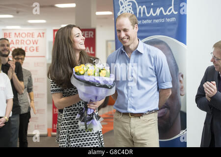 Le duc et la duchesse de Cambridge lors d'un événement organisé par Mind au Harrow College de Londres pour marquer la Journée mondiale de la santé mentale. La paire royale a rencontré des jeunes qui se sont portés volontaires avec l'esprit de charité de Harrow ou de la campagne anti-stigmatisation Time to change, après avoir traité leurs propres problèmes de santé mentale. Banque D'Images