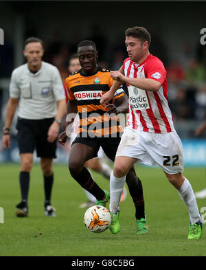 Football - Sky Bet League 2 - Barnett v Accrrington Stanley le stade de Hive.Adam Buxton d’Accrrington Stanley et Andy Yiadom de Barnett se battent pour le ballon. Banque D'Images