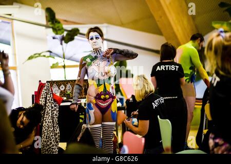 Le modèle Heidi Taylor est peint dans un thème Alice au pays des merveilles lors du festival international de peinture corporelle BodyFactory de deux jours, à l'intérieur du Biome méditerranéen à l'Eden Project, en Cornouailles. Banque D'Images